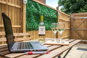 Welcome 4 BUSINESS or PLEASURE! Super Central Southampton 'City Vibes' # Stylish Apartment with Outside Space! 1-4 Guests BOOK YOUR CITY BREAK or PRE-CRUISE STAY! CLOSE TO MAYFLOWER THEATRE, UNIVERSIT